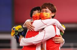 爱游戏体育-意大利自行车运动员夺冠，喜极而泣