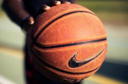 爱游戏体育官网-绝境魔术，哈登终场封神，终结广东不败神话