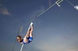 AYX体育赛事-赛道上的新王，周冠宇统治全场，雷诺鏖战力克阿斯顿马丁