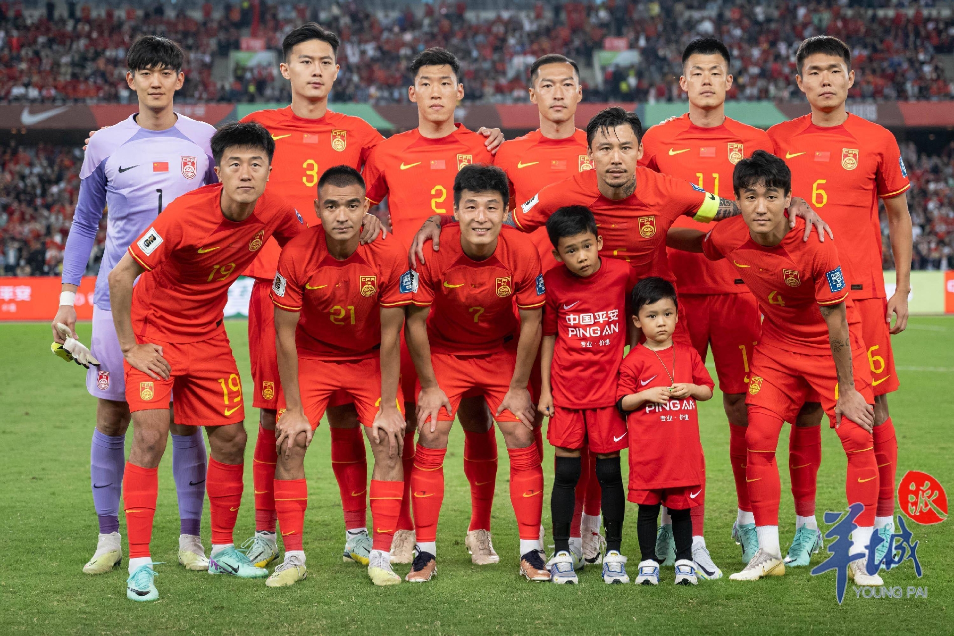 亚洲足球盛会上球员们兢兢业业