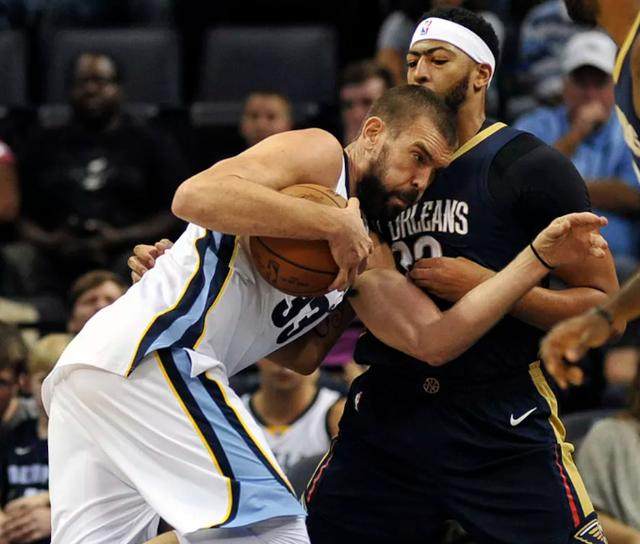 包含爵士前锋砍下惊人三双，助球队轻松击溃鹈鹕的词条