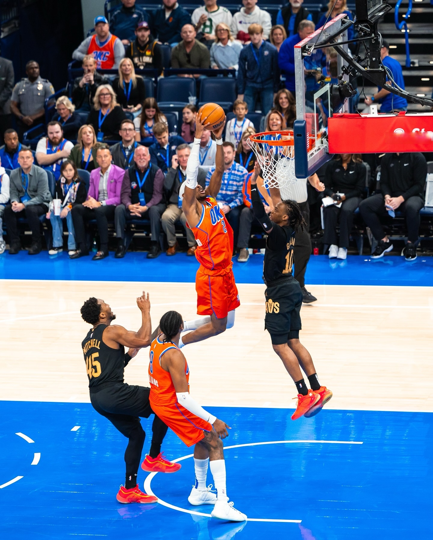 包含爵士前锋砍下惊人三双，助球队轻松击溃鹈鹕的词条