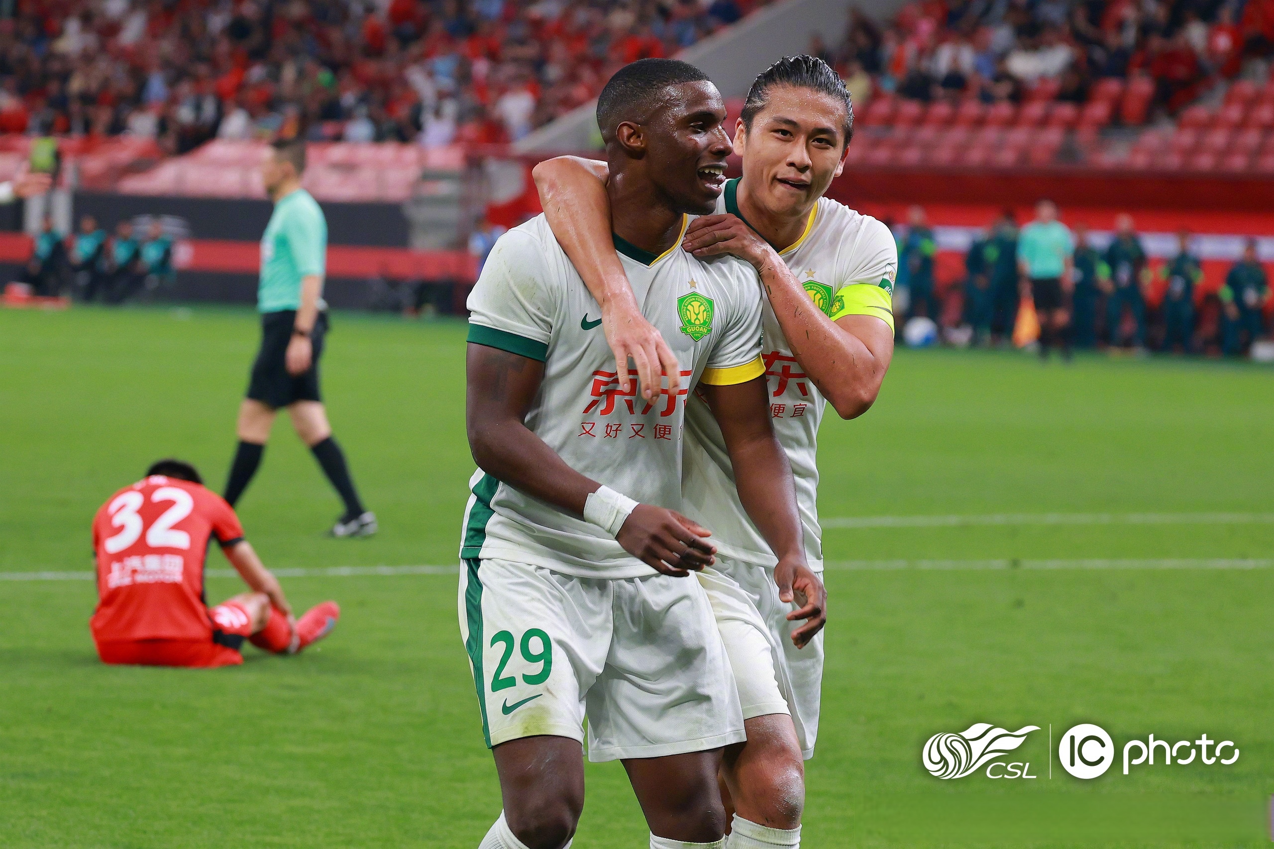 包含北京国安在主场击败上海绿地申花，晋级领先位置的词条