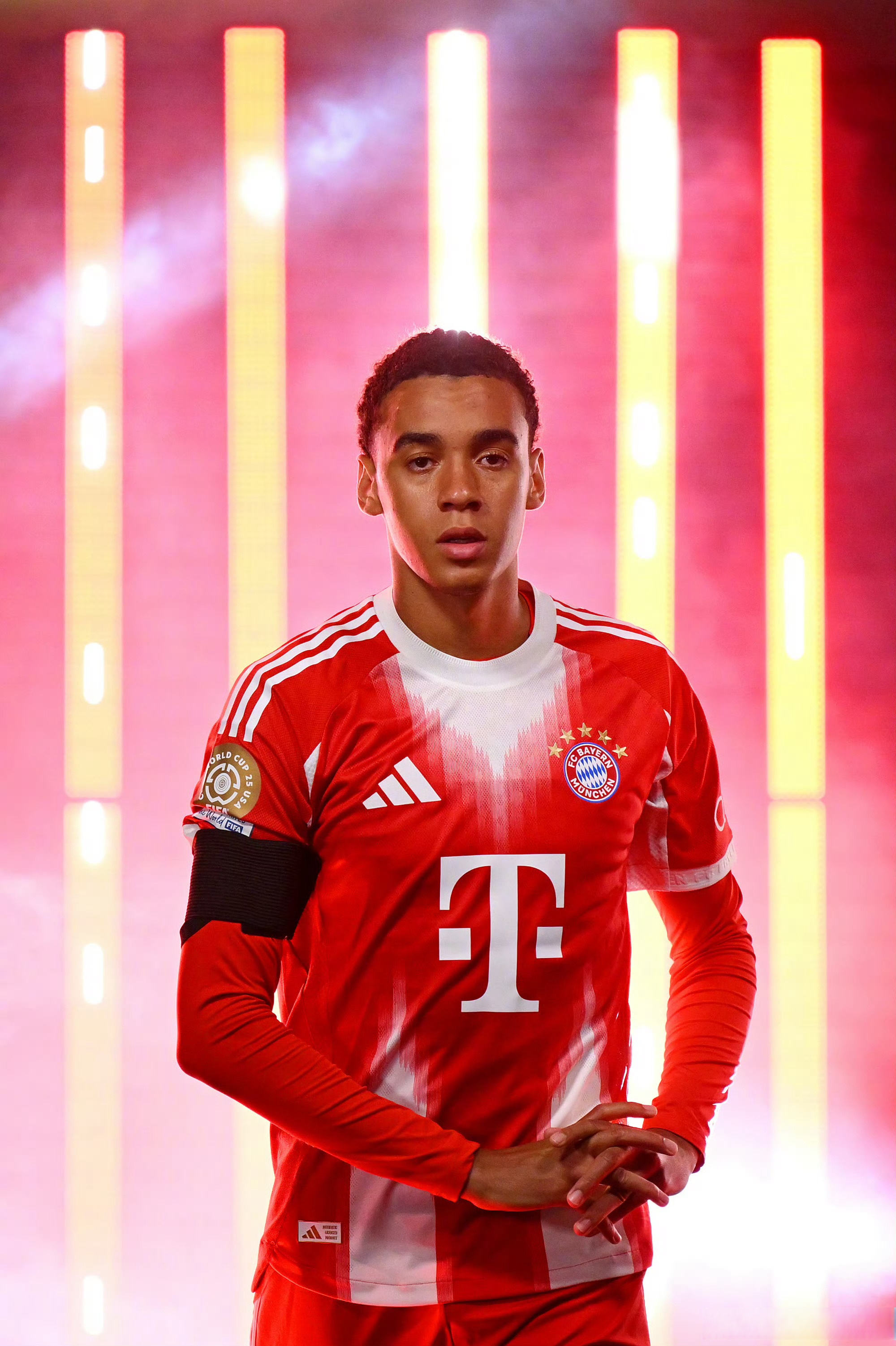 包含多特蒙德后卫突然宣布退役，引发球迷震惊的词条