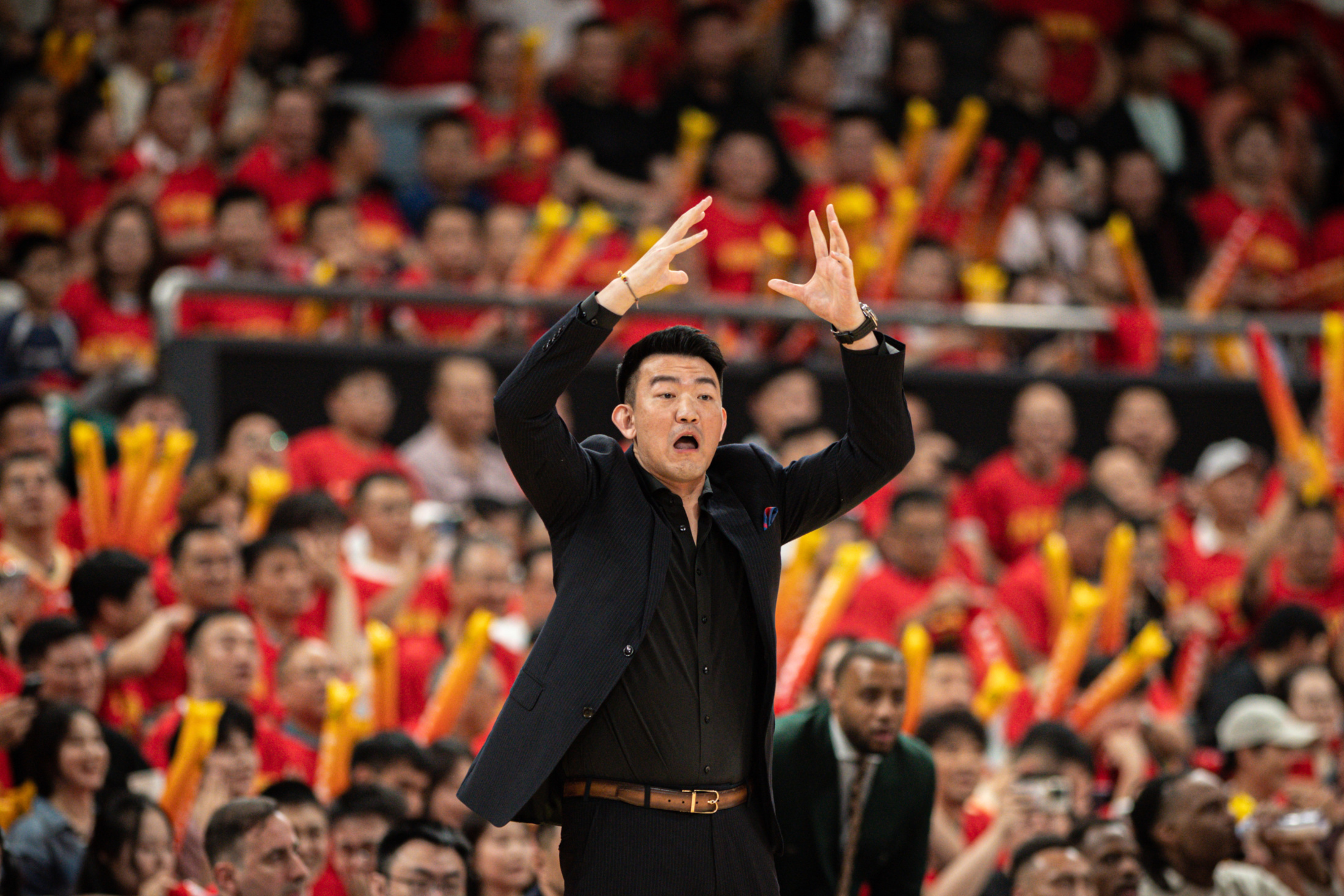 球队在客场取得大胜,主教练赞叹不已 球队在客场取得大胜,主教练赞叹不已