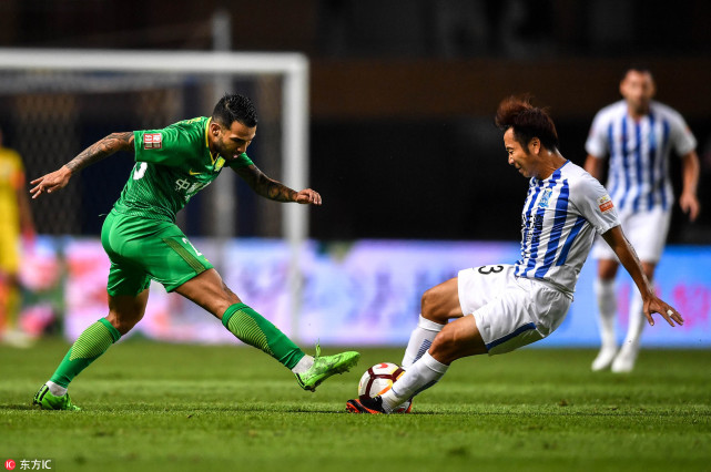 富力队员全力作战，赢得胜利