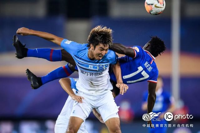 富力队员全力作战，赢得胜利