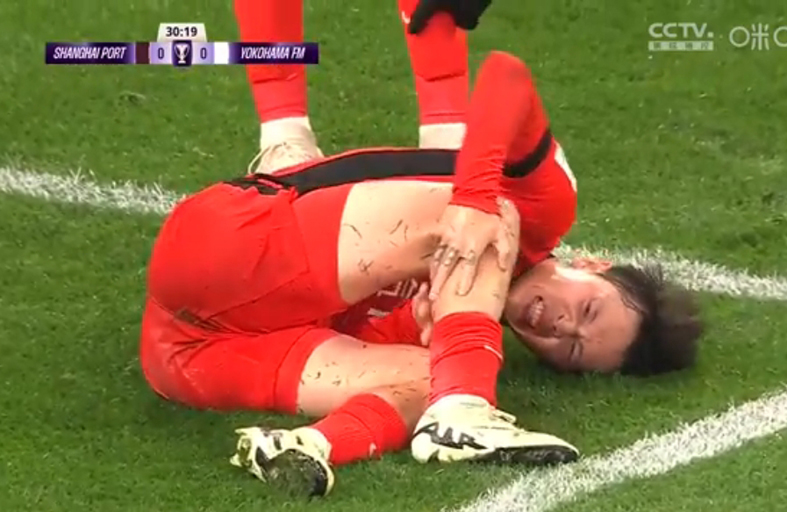 奥格斯堡后防不慎失误，球队丢球频繁的简单介绍