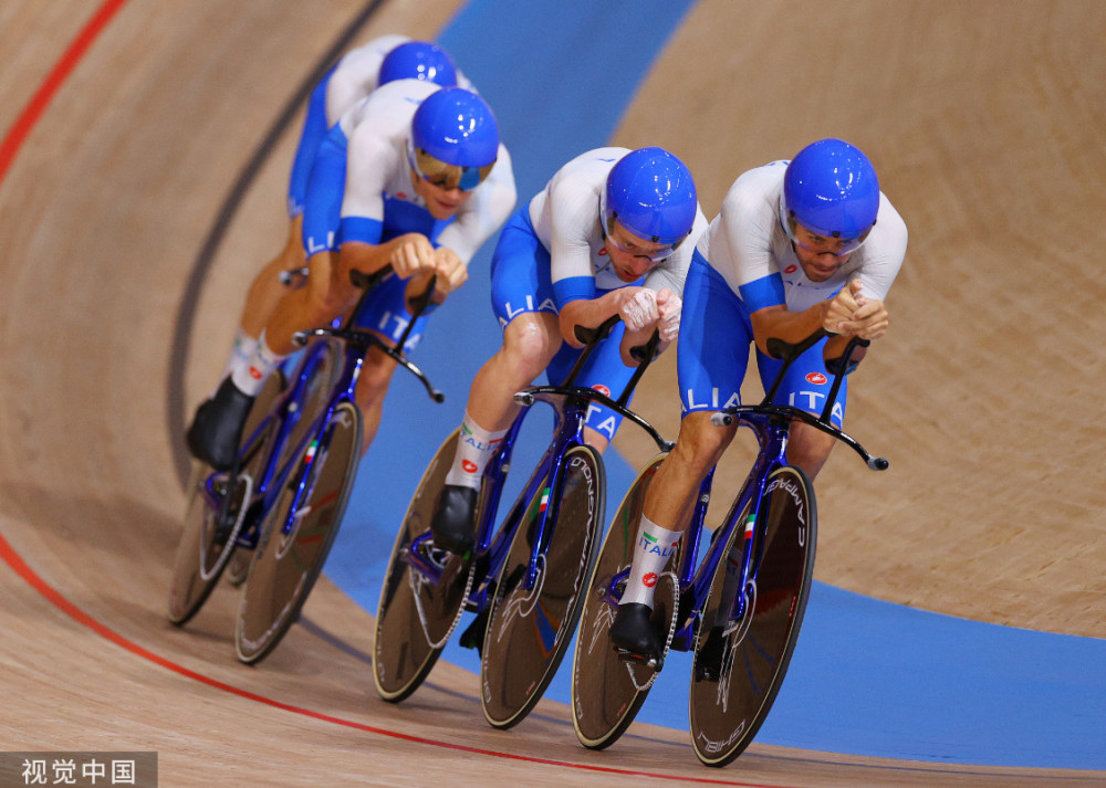 意大利自行车运动员夺冠，喜极而泣