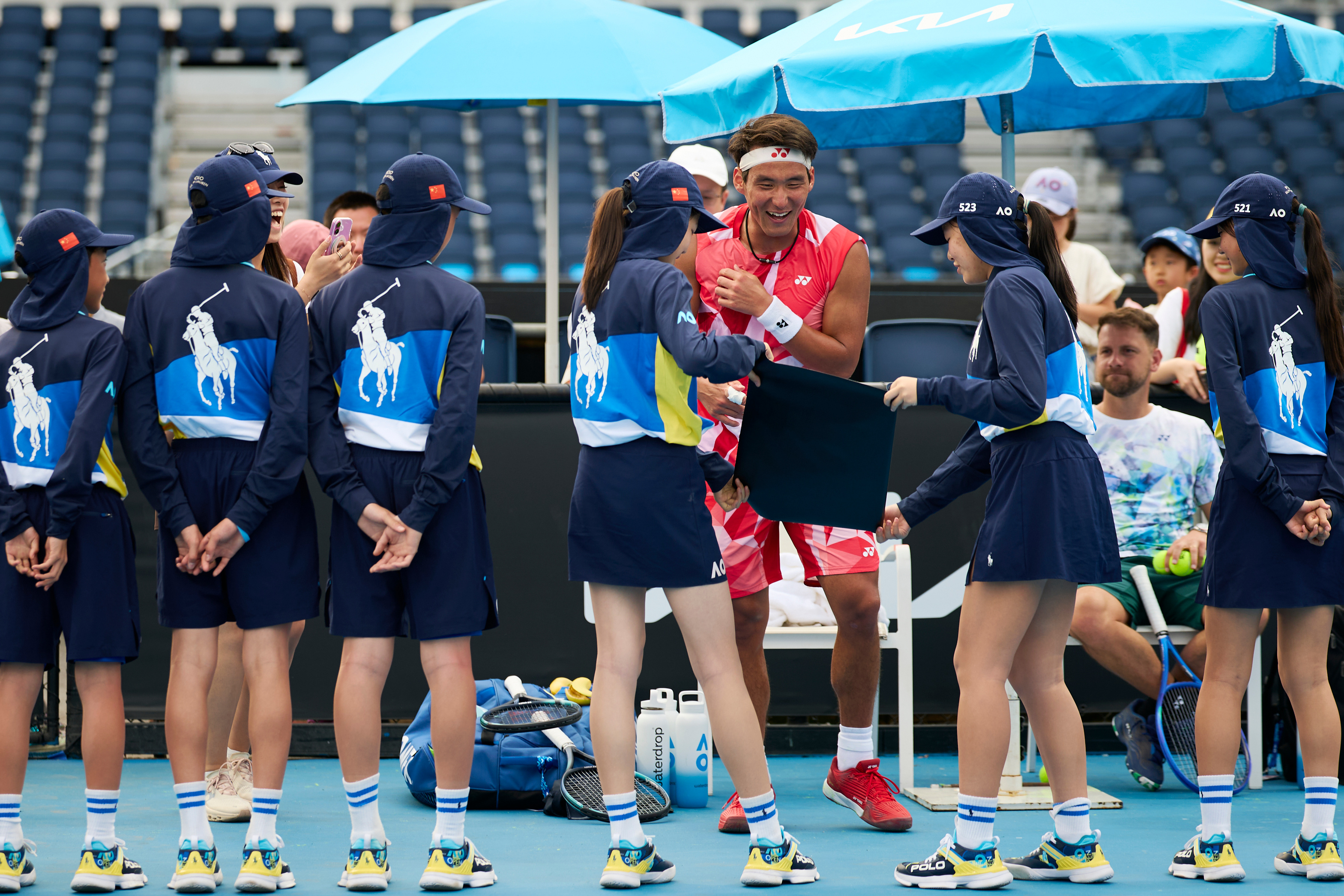 包含英国网球队碾压澳大利亚网球队，克耶高斯完成帽子戏法的词条