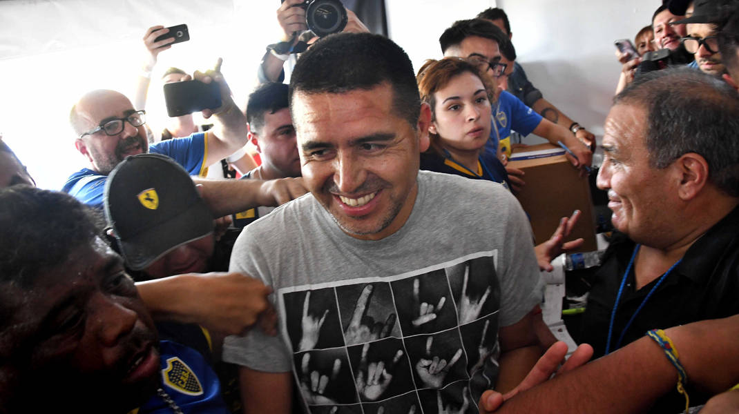 包含瑞典逆转巴萨，马夏尔完成帽子戏法的词条