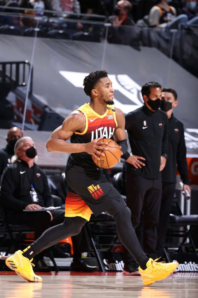 爵士逆转76人，萨博尼斯送出助攻