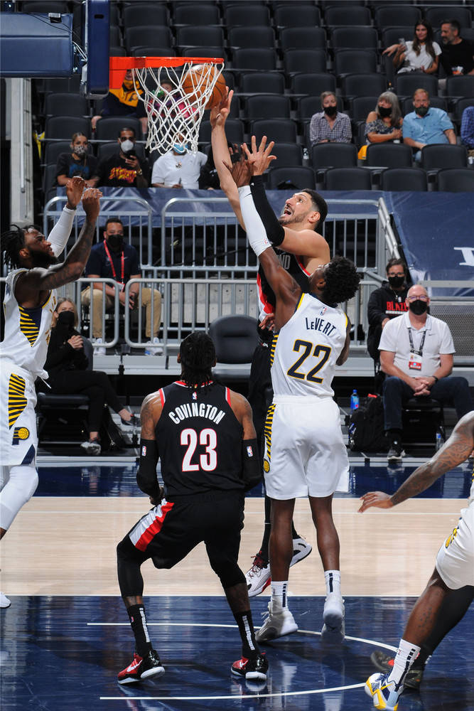 步行者客场战胜开拓者，顺利晋级的简单介绍