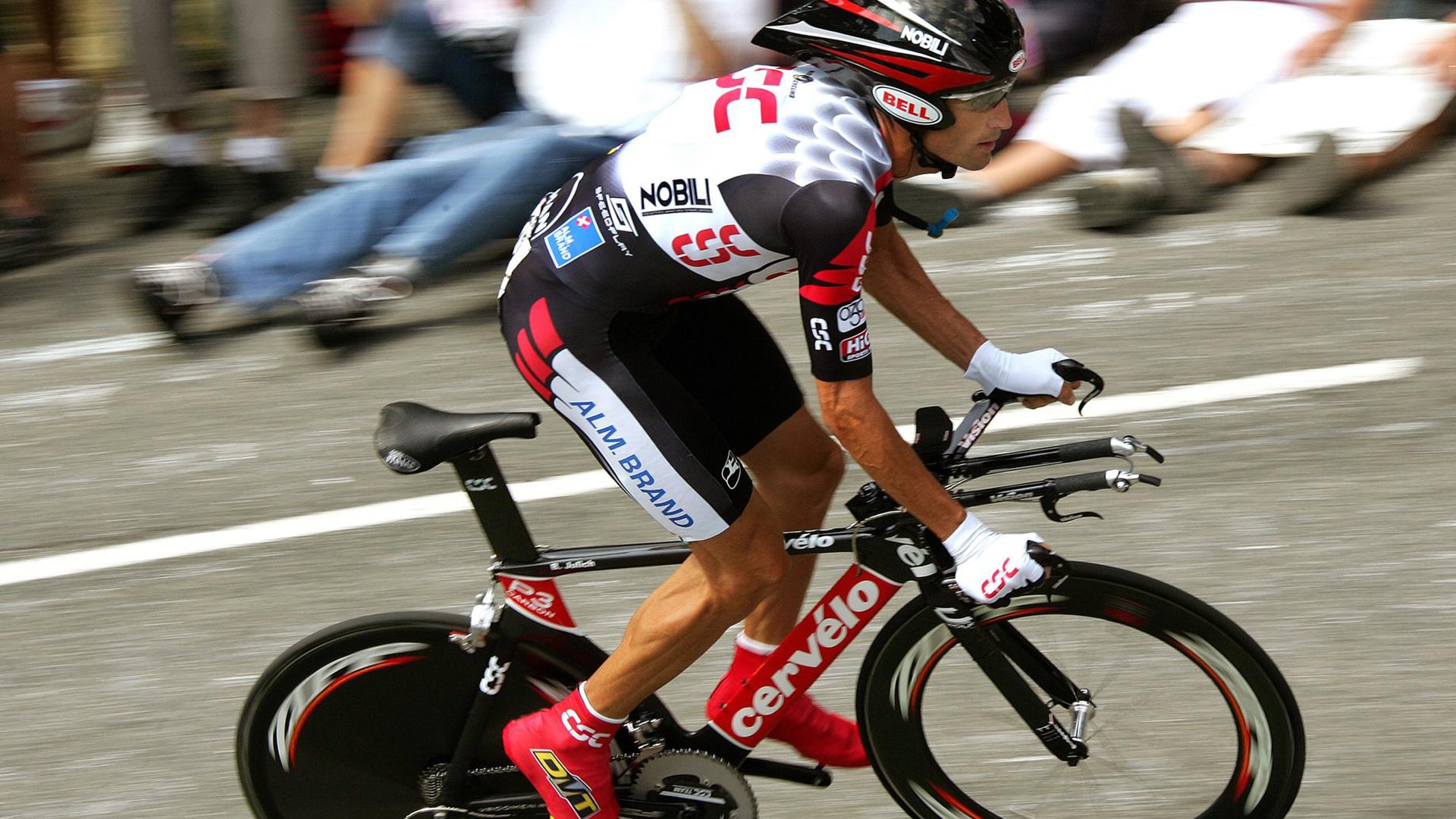 赛道上的新王，周冠宇统治全场，雷诺鏖战力克阿斯顿马丁